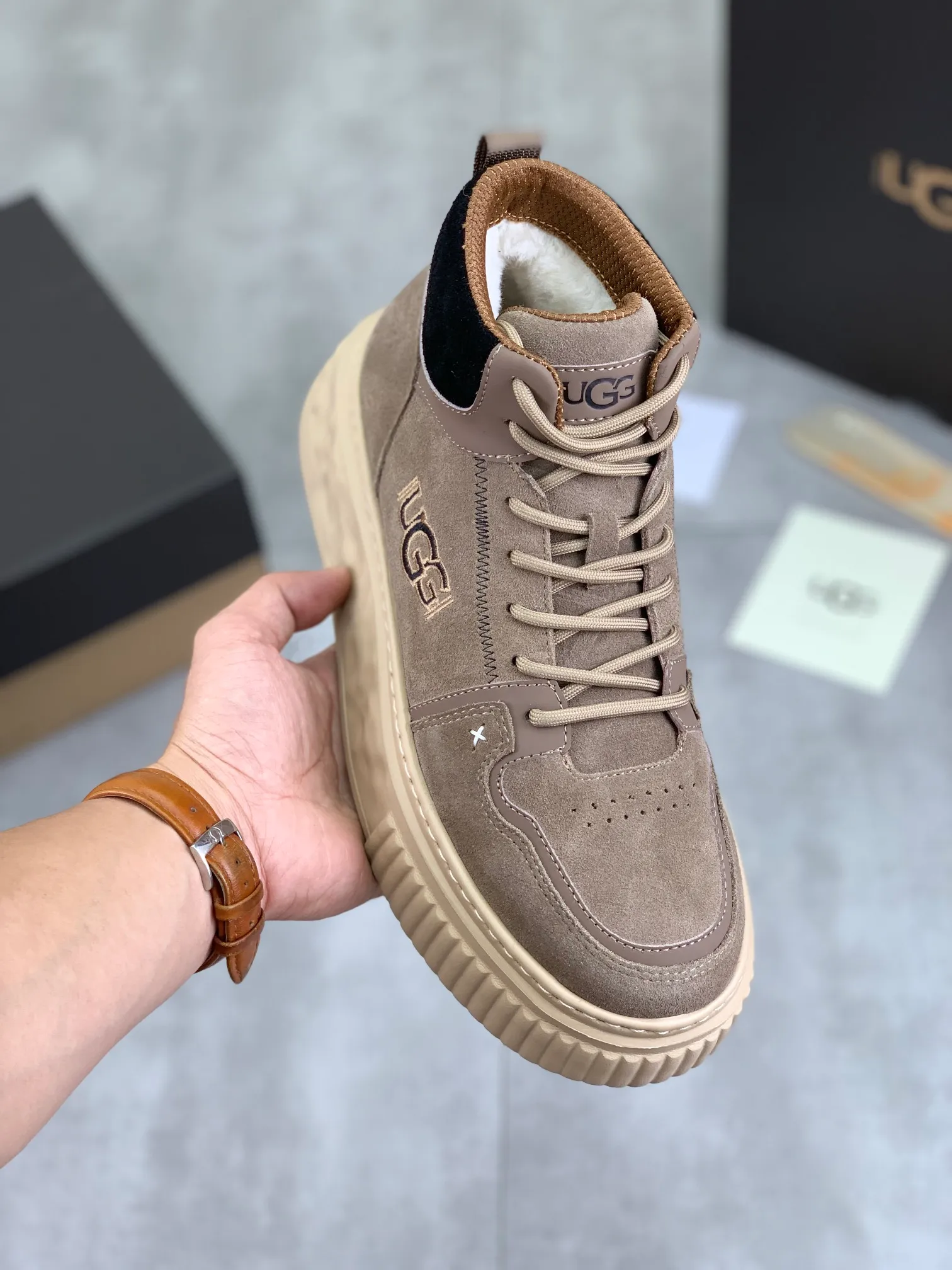 Men's shoes 💰P640 [New style] 💰 🆘 "Real wool" [UGG] 👉The popular men's shoes are synchronized with the official website 🔰The quality of the genuine products [satisfied] is not comparable to the imitations in the general market 🌀The upper is imported Italian frosted cowhide, and the lining is: foot pad 🅰️ grade 🐑Real wool👻Only Grade A can show the effect The hand feels smooth and delicate 🔱The shoe shape is grand, only genuine manufacturers can achieve it 🎄The perfect toughness of the original outsole 👻⬛️ can allow customers to bid farewell to one-time consumption. Real wool lining, super warm. Available in brown or gray. Number of yards: 39-44